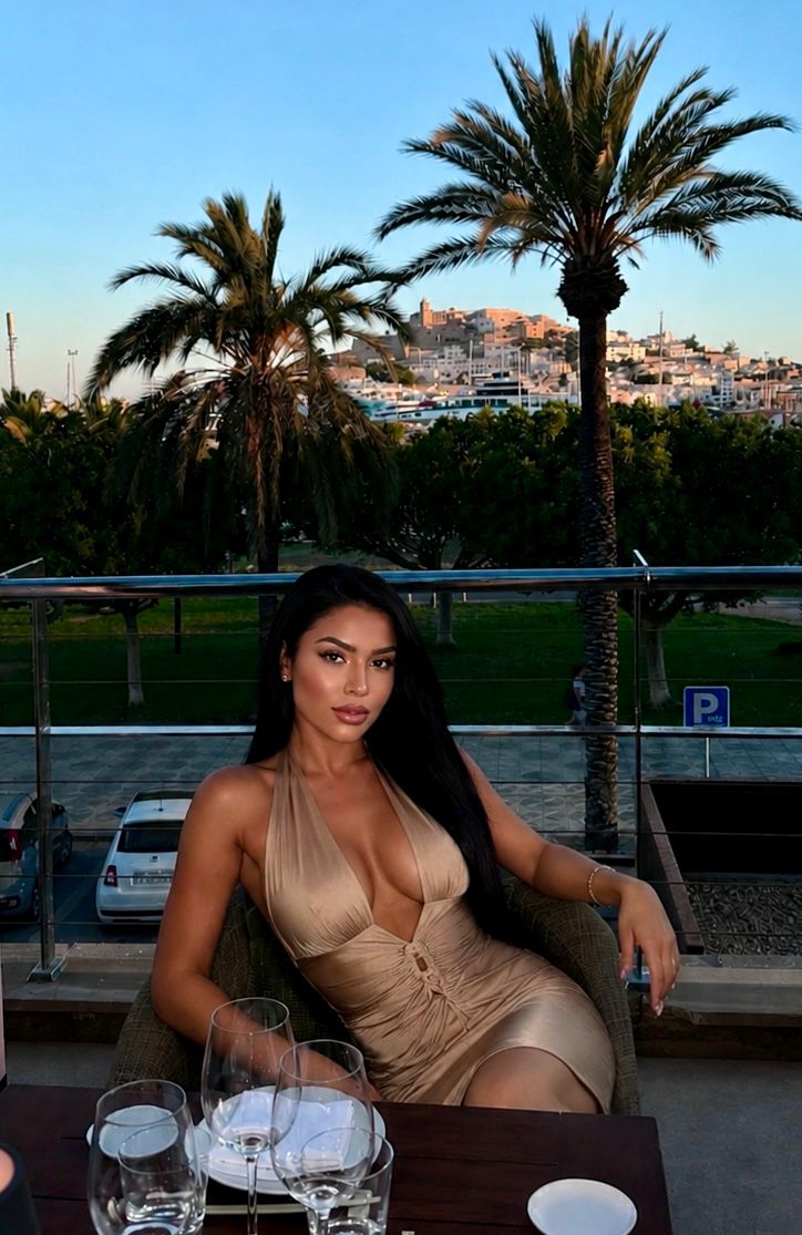 Escort - CHLOE - Ibiza Tops